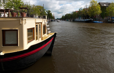 Fototapeta na wymiar houseboat in amsterdam