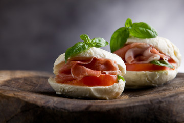 Mozzarella ripiena con prosciutto crudo