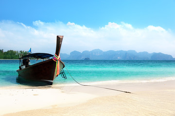Fototapeta na wymiar long boat and poda island in Thailand
