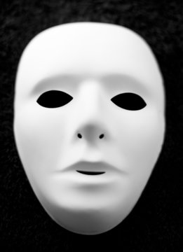 masque blanc sur fond noir