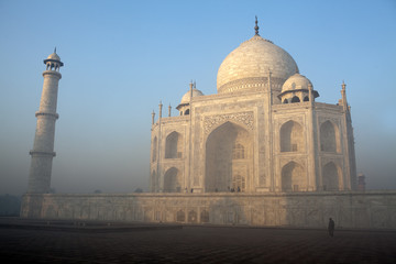 Fototapeta na wymiar Morning fog at the Taj Mahal, Agra, India