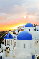 Obraz premium Amazing sunset over the Blue Oia Domes