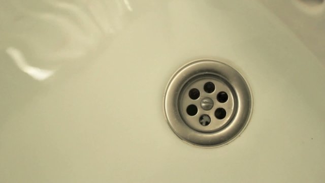 lavabo agua marchandose por el desague