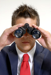 Observando con bin&oacute;culos.