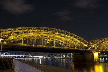 Obraz premium Hohenzollernbrücke in Köln bei Nacht