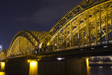 Hohenzollernbrücke in Köln bei Nacht
