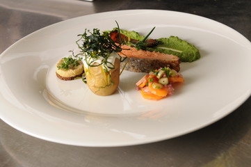 Lachs mit Kartoffel in der Küche beim Anrichten