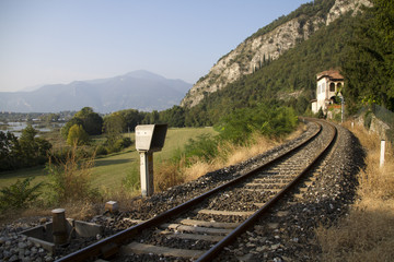 Fototapeta na wymiar wzdłuż torów kolejowych
