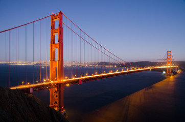 Fototapeta na wymiar Golden Gate Bridge w San Francisco, tuż po zachodzie słońca