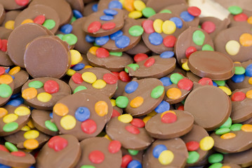 Fototapeta na wymiar Cioccolatini ricoperti con gocce di zucchero colorato