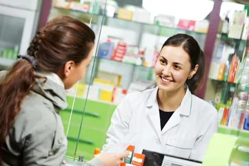 Gordijnen aankoop van medicijnen in de medische apotheek © Kadmy