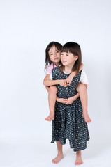 おんぶする子供