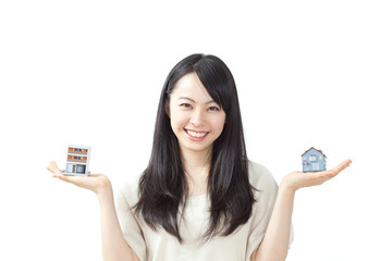 家の模型を持った女性