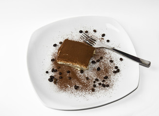 Tiramisu, chicchi di caffe, forchetta, fondo bianco