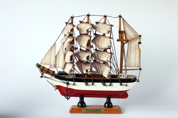 modell eines Segelschiffes freigestellt