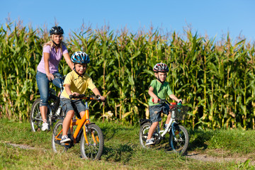 Naklejka premium Familie fährt Fahrrad im Sommer
