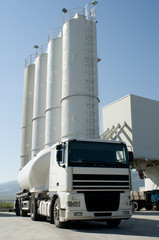 Fototapeta na wymiar Fabryka cementu z silosów i betoniarka