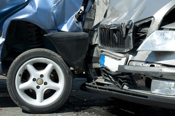 Fototapeta na wymiar Dwa rozbitych samochodów