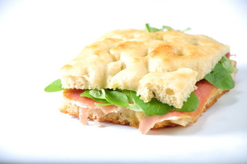 focaccia con crudo e valeriana