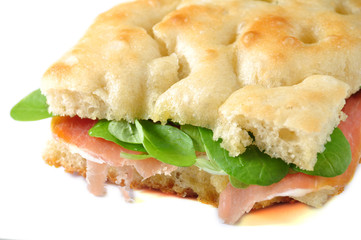 focaccia con crudo e valeriana