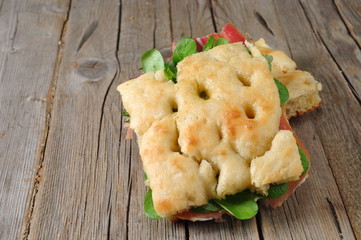 focaccia con crudo e valeriana