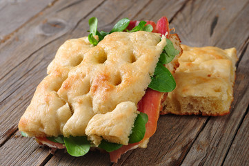 focaccia con crudo e valeriana