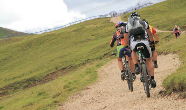 In mountain bike su un sentiero Dolomitico