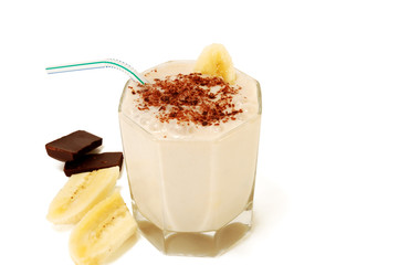 milky banana cocktail with slices of banana and chocolate