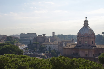 Fototapeta na wymiar Panorámica de Roma con el Coliseo al fondo