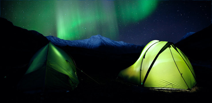 Zwei Zelte unter den Nordlichtern
