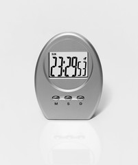 Despertador de cuarzo con alarma activada.