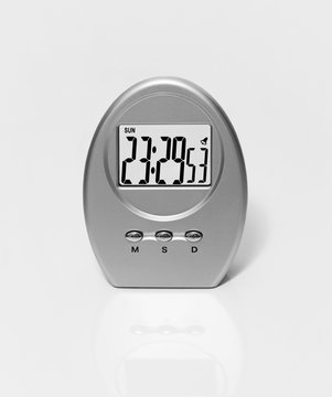 Despertador de cuarzo con alarma activada.