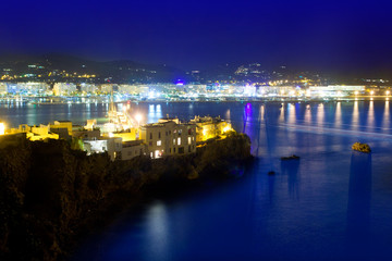 Fototapeta na wymiar Portu w Ibizie niebieskie światła morze nocleg