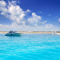 Fototapeta na wymiar Zakotwiczone łodzie motorowe w Formentera Illetes