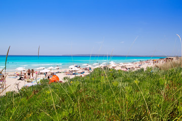 Fototapeta na wymiar Formentera Migjorn El Arenal plaży w lecie