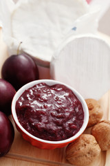chutney plum with cheese