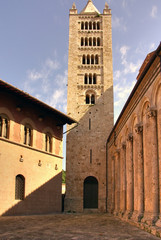 Fototapeta na wymiar Wieża w pobliżu zabytkowego kościoła, Massa Marittima, Włochy