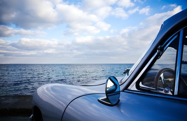 Voiture ancienne au bord de l'eau