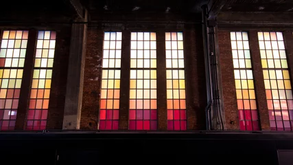Photo sur Plexiglas Bâtiment industriel Fenêtres urbaines industrielles colorées