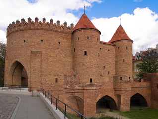 Fototapeta na wymiar stary ceglany fort Barbakan w Warszawie, Polska