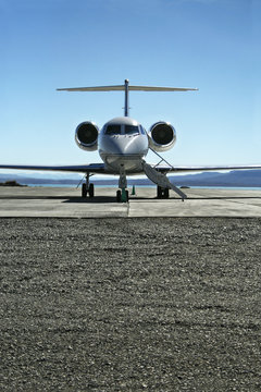 Learjet,  Avi&oacute;n en pista