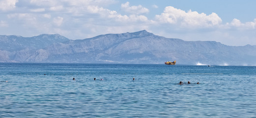 Obraz premium Canader picking up water