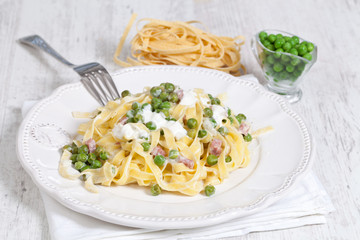 noodles with cream and ham