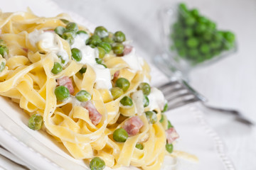 noodles with cream and ham