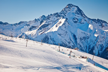 Fototapeta na wymiar Stoki narciarskie w Alpach francuskich