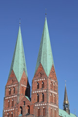 Fototapeta na wymiar St. Marienkirche in der Altstadt von Lübeck