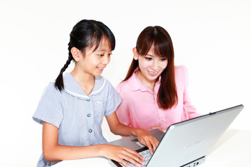 パソコン教室に通う女の子