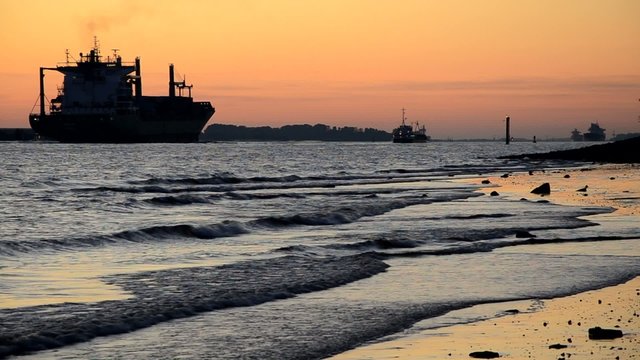 Frachtschiff Auslaufen