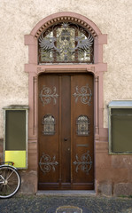 Fototapeta na wymiar drzwi w Fryburgu Bryzgowijskim