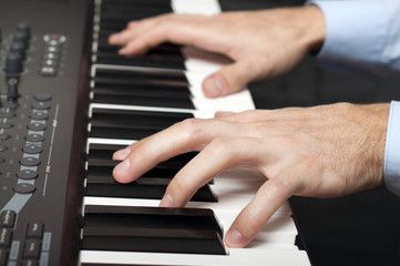 Fototapeta na wymiar Mężczyzna ręce gry na fortepianie